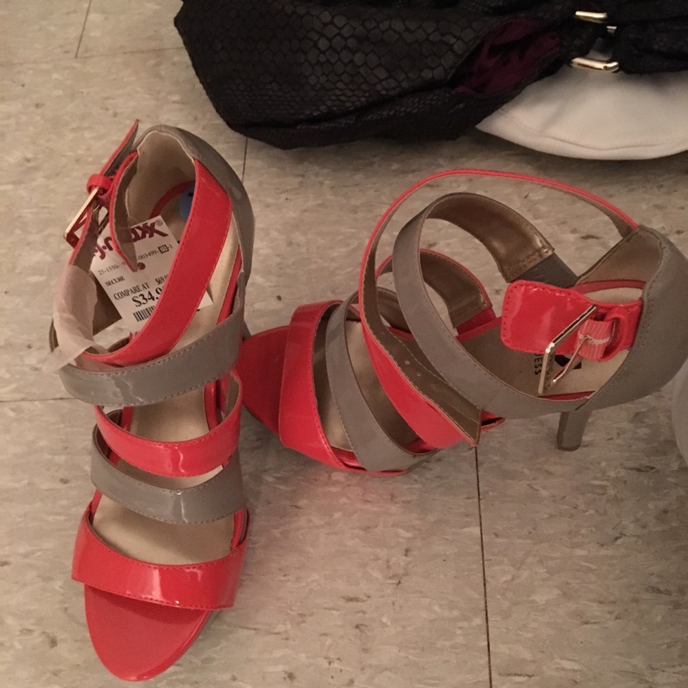 Hot heels new sz 7.5 g guess